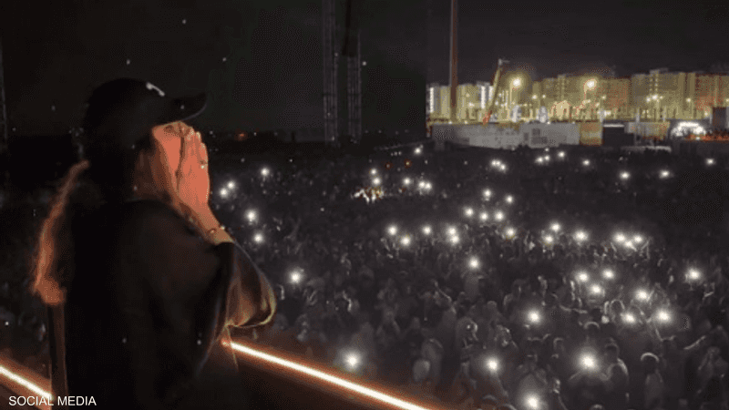 حرصت أنغام على تحية الجمهور