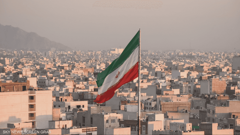 صحيفة: إسرائيل راقبت علماء إيران النوويين عبر هواتف حراسهم