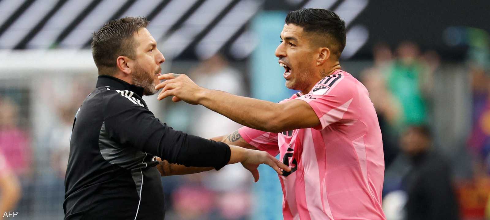 لويس سورايز خلال مشاجرة بمباراة سياتل ساوندرز