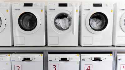ملابسك في خطر.. تخلص فورا من هذا المنتج أثناء الغسيل