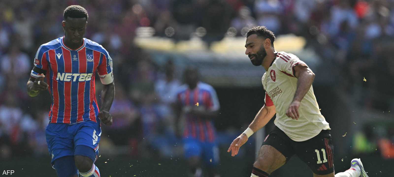 مارك جوهي مدافع كريستال بالاس مع محمد صلاح