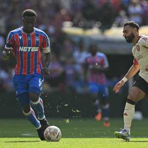 مارك جوهي مدافع كريستال بالاس مع محمد صلاح