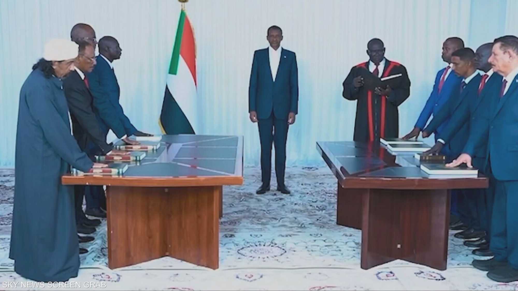 السودان بين البرهان ودقلو.. مشهد سياسي منقسم