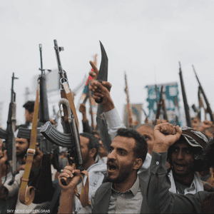 الحوثيون يشيعون رئيس حكومتهم وسط تساؤلات بشأن تماسك الجماعة