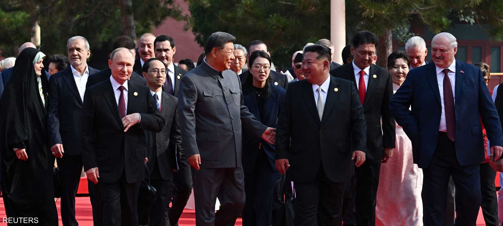 الرئيس الصيني برفقة ضيوفه لحضور العرض العسكري الضخم