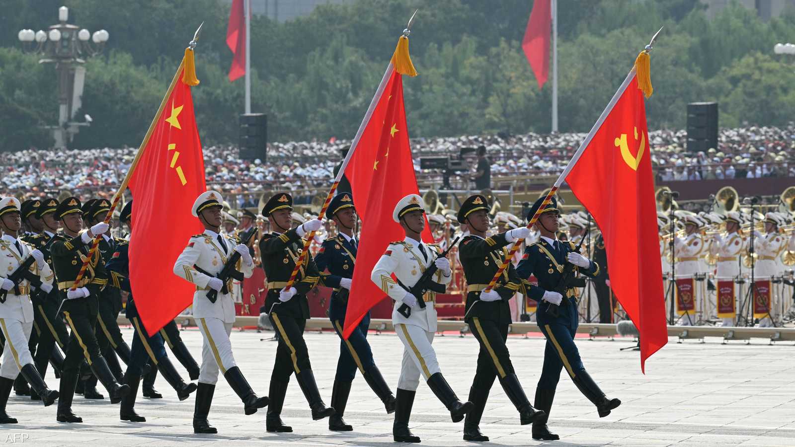 الأعلام تتقدم الاستعراض العسكري الضخم