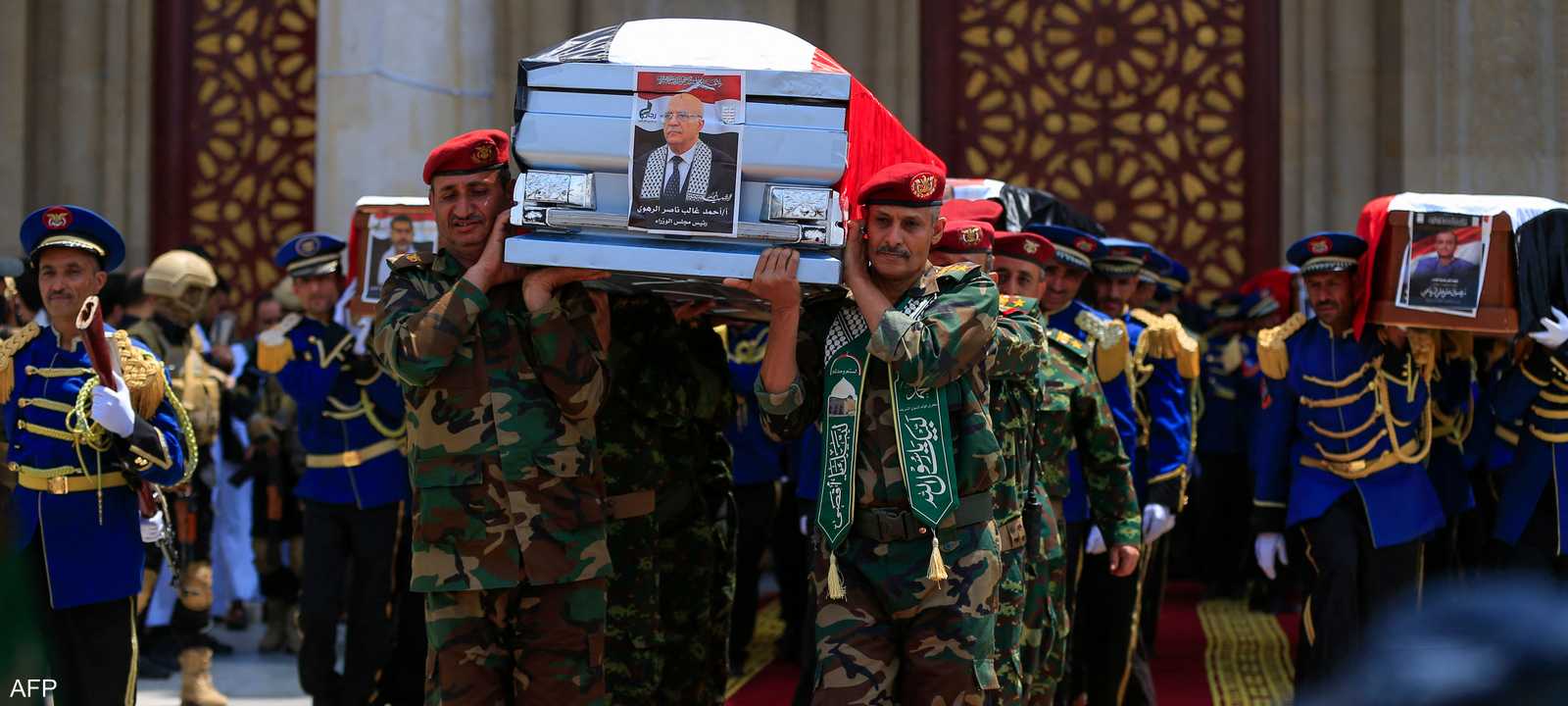 تشييع رئيس وزراء الحوثي أحمد غالب، ومسؤولين قضوا في الغارة