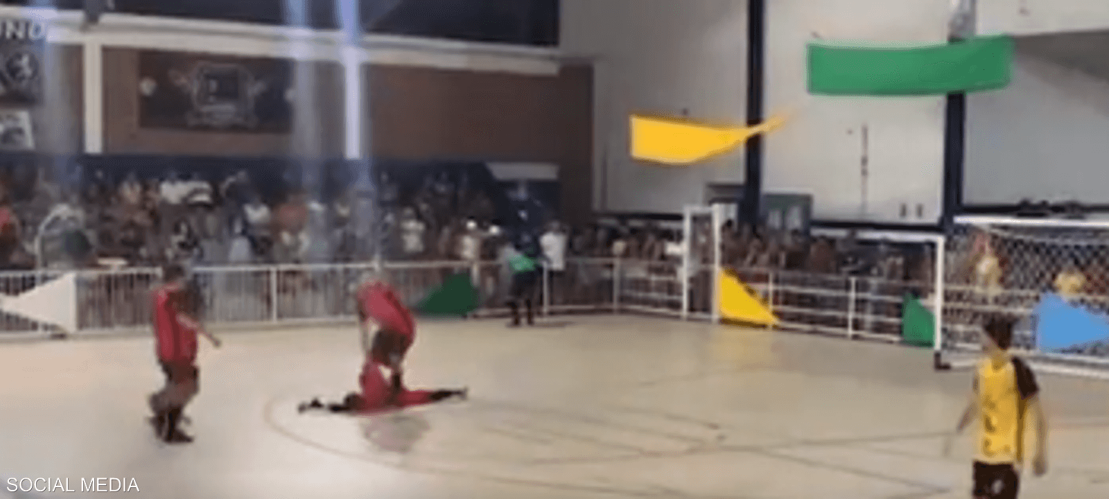 انهار الحارس فجأة وسقط على أرضية الملعب