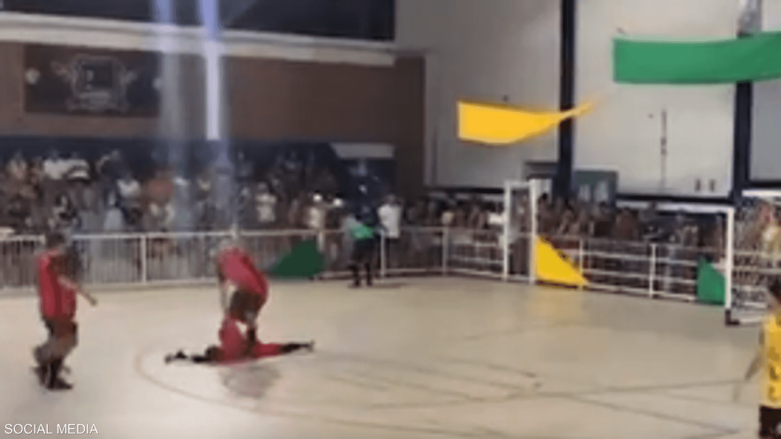 انهار الحارس فجأة وسقط على أرضية الملعب