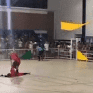 انهار الحارس فجأة وسقط على أرضية الملعب