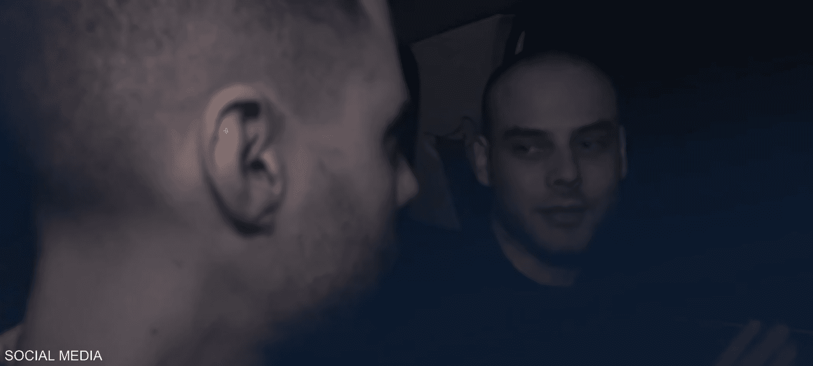 ظهر الرهينتان في سيارة تجول بين مبان مدمرة في غزة