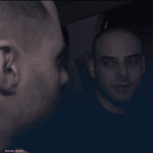 ظهر الرهينتان في سيارة تجول بين مبان مدمرة في غزة