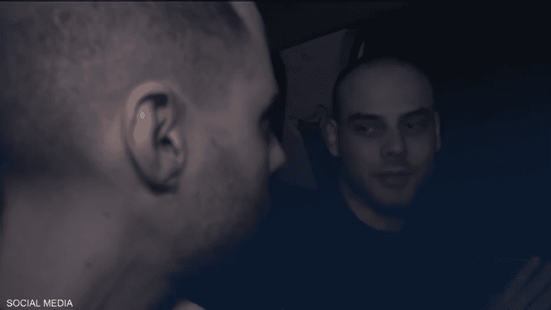 ظهر الرهينتان في سيارة تجول بين مبان مدمرة في غزة