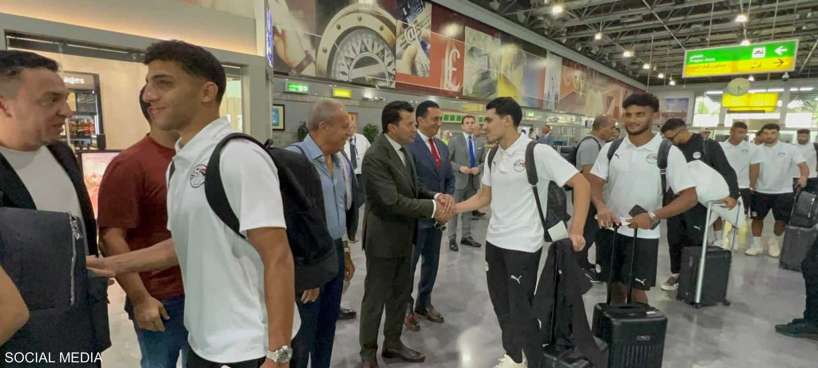 حرص أشرف صبحي على التواجد بمطار القاهرة