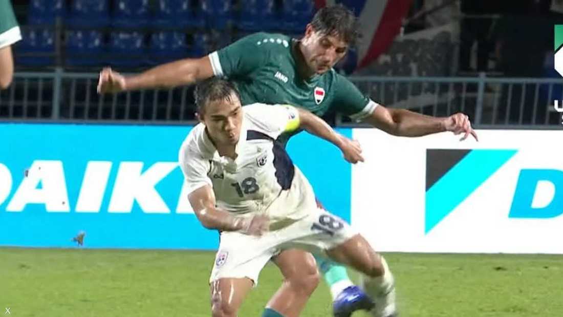 بالفيديو.. نجم منتخب العراق يفقد أعصابه ويقوم بركل لاعب