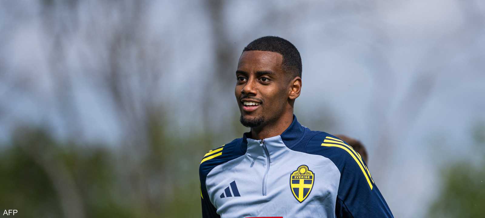 إيزاك في تدريبات منتخب السويد