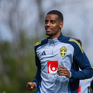 إيزاك في تدريبات منتخب السويد