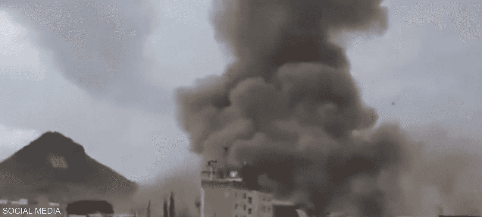 تصاعد الدخان من موقع استهدفه الهجوم الإسرائيلي