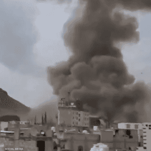 تصاعد الدخان من موقع استهدفه الهجوم الإسرائيلي