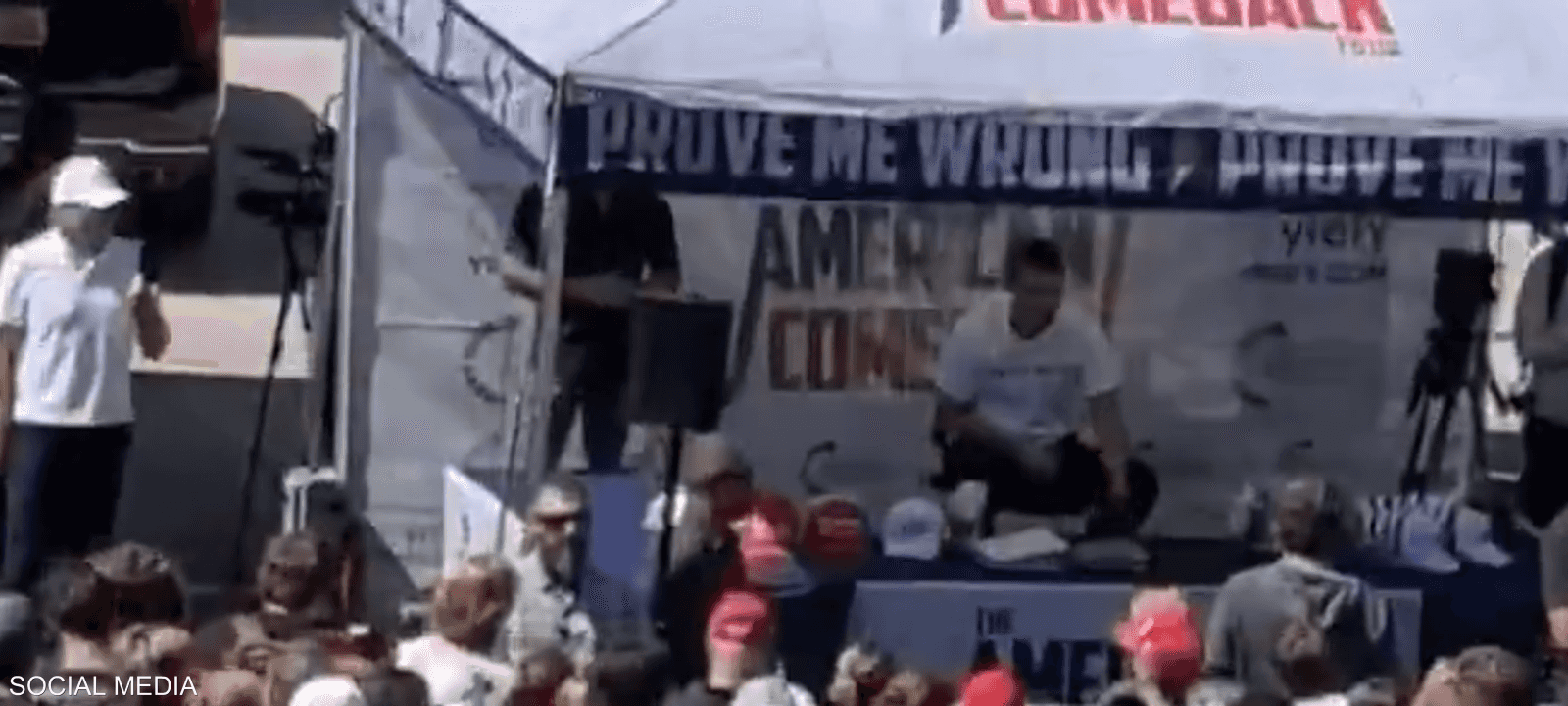 الناشط المحافظ تشارلي كيرك خلال إلقاء كلمته