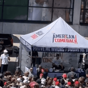 الناشط المحافظ تشارلي كيرك خلال إلقاء كلمته