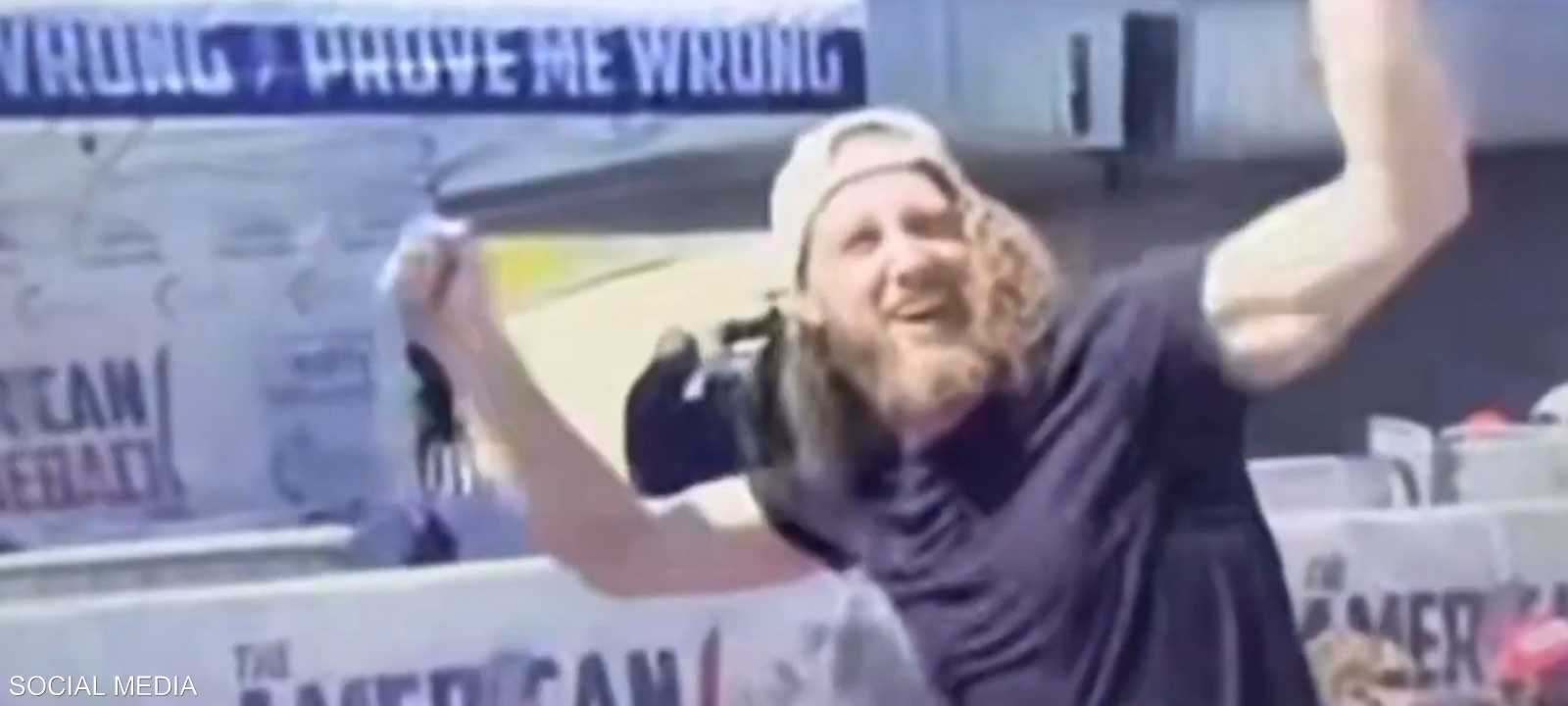 رجل غامض شوهد وسط الحشد في إطلاق النار على تشارلي كيرك