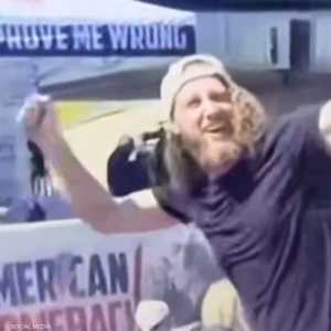 رجل غامض شوهد وسط الحشد في إطلاق النار على تشارلي كيرك