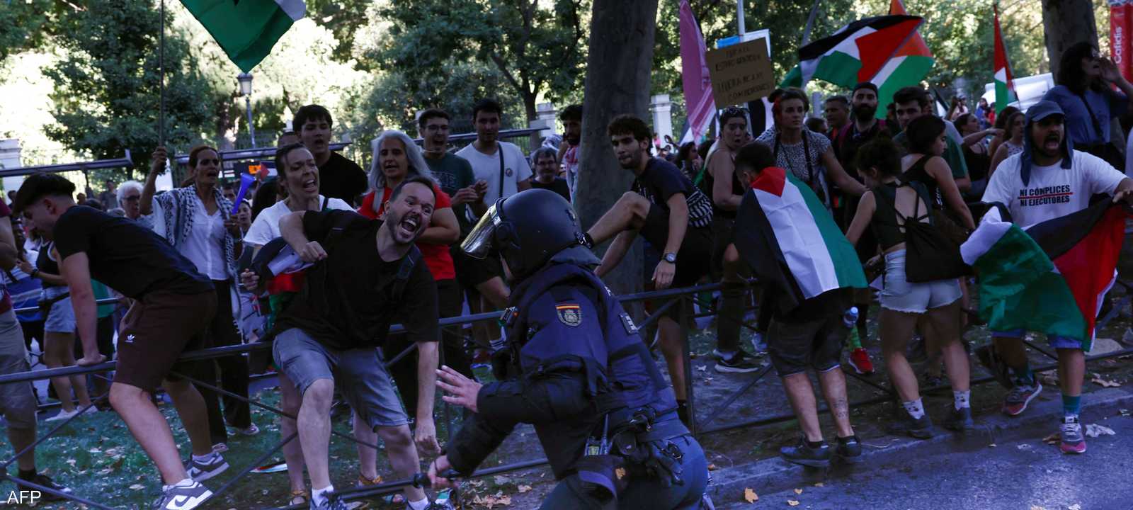 مظاهرات فلسطين توقف أهم سباق للدراجات في إسبانيا