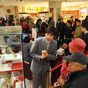 أرشيفية.. الصينيون يشترون سبائك الذهب