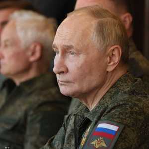 الرئيس الروسي تابع المناورات بالزي العسكري