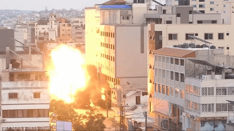 اجتياح إسرائيلي بري وموجات نزوح واسعة في غزة