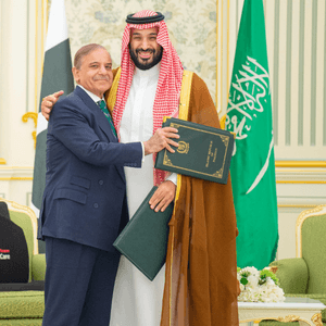 السعودية وباكستان توقعان اتفاقية دفاع استراتيجي مشترك