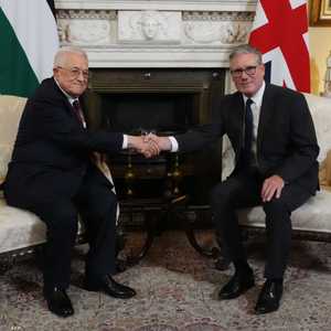 كير ستارمر ومحمود عباس