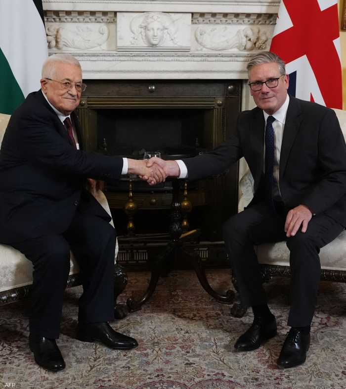 كير ستارمر ومحمود عباس