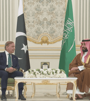السعودية وباكستان توقعان اتفاقية دفاع استراتيجي مشترك