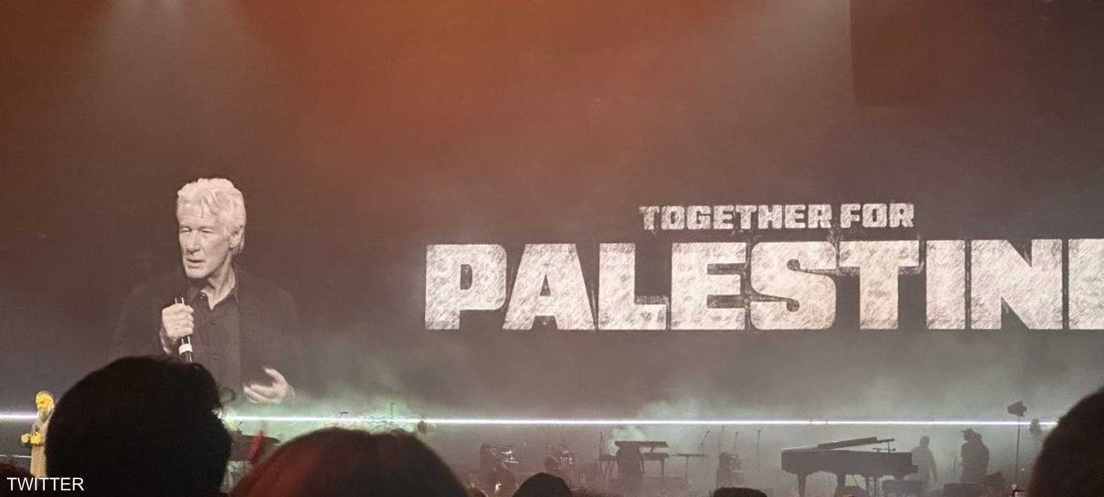 الممثل الأميركي ريتشارد غير كان في الحفل