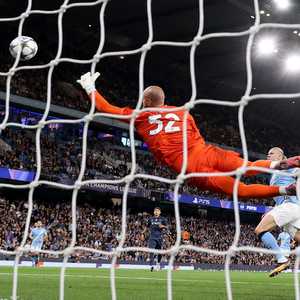 لحظة تسجيل هالاند هدفه في مرمى نابولي