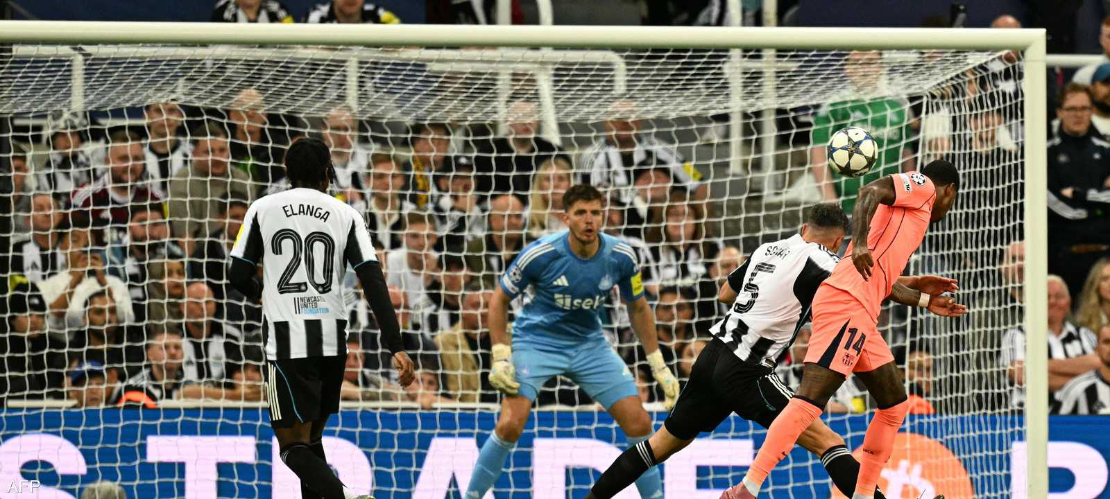 راشفورد أثناء إحرازه الهدف الأول لبرشلونة في مرمى نيوكاسل