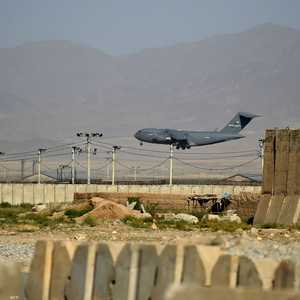 طائرة نقل عسكرية أميركية تهبط في قاعدة باغرام_أرشيف