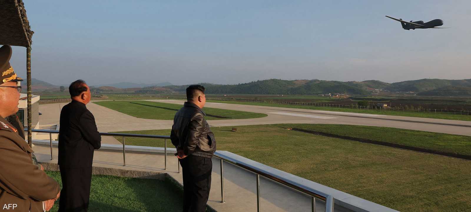 الزعيم الكوري الشمالي يتابع تحليقا للمسيرات_أرشيف