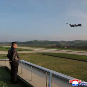 الزعيم الكوري الشمالي يتابع تحليقا للمسيرات_أرشيف