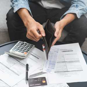 كيف تتحول النفقات الصغيرة إلى عبء حقيقي على دخلك؟