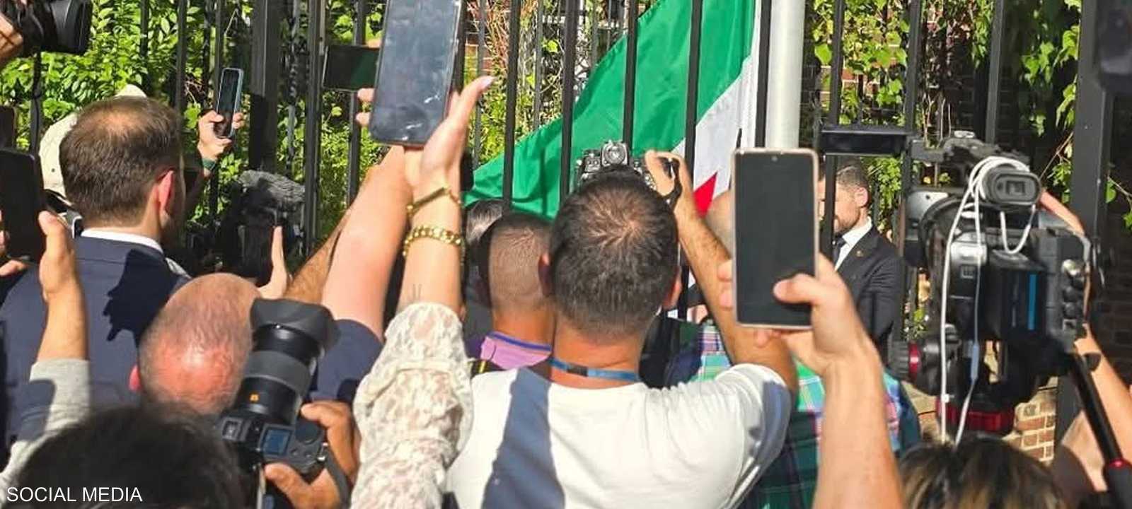 رفع العلم السوري فوق السفارة في واشنطن