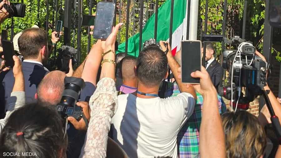 فيديو: رفع العلم السوري فوق سفارة دمشق في واشنطن