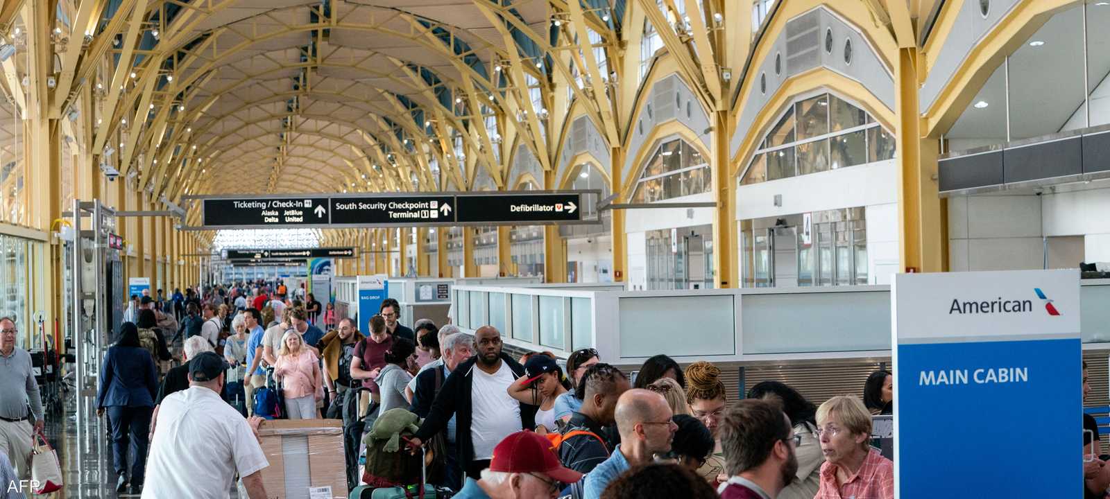 أرشيفية لمسافرين في مطار رونالد ريغان