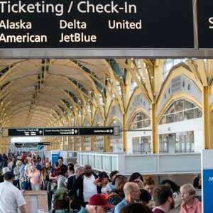 أرشيفية لمسافرين في مطار رونالد ريغان