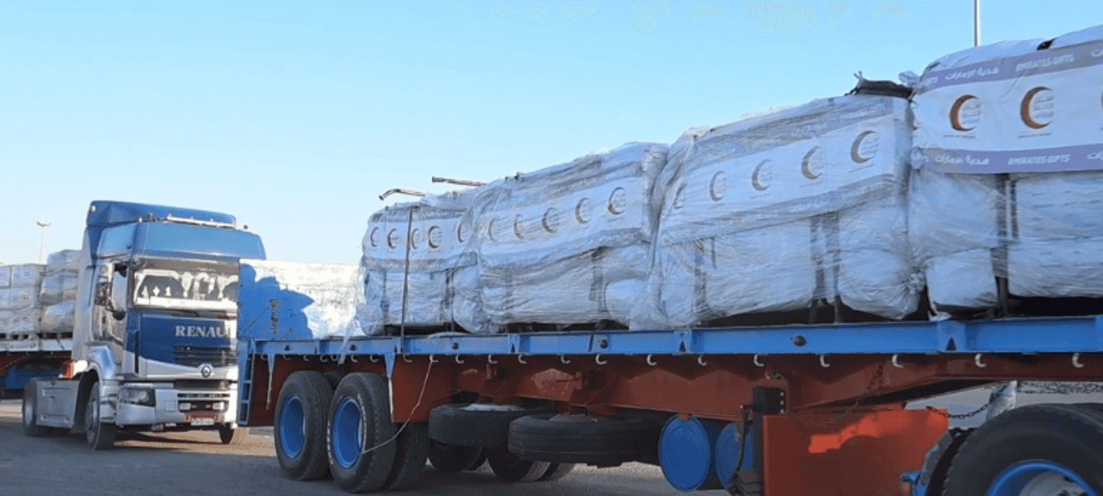 تتألف القوافل من 128 شاحنة