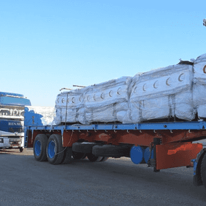 تتألف القوافل من 128 شاحنة