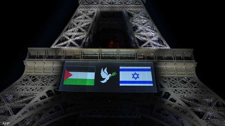 فيديو.. برج إيفل يضيء بالعلمين الفلسطيني والإسرائيلي
