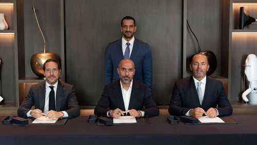 سلطان بن أحمد يشهد توقيع صفقة استحواذ أرادَ على شركة ريجال